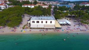 马卡尔斯卡Beach rooms Riviera - Žuta Kuća的享有海滩空中美景,设有白色建筑