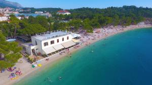 马卡尔斯卡Beach rooms Riviera - Žuta Kuća的和水中的人一起欣赏海滩的空中景色