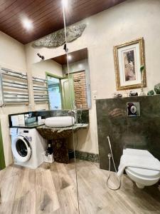 第比利斯T2&T3 Apartments LEVANTO的一间带水槽和洗衣机的浴室