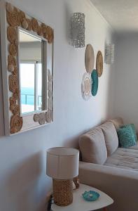 塔瓦伊瓦Maravillosas vistas al Atlántico的带沙发和镜子的客厅