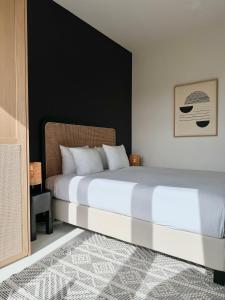 根特3 Room Luxury Design Apartment with Airconditioning, Close to Gent St-Pieters Station的卧室配有一张白色的床和黑色的墙壁
