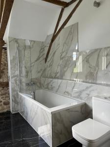 莫南Domaine de Berducq的浴室配有白色浴缸和卫生间。