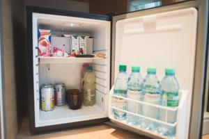 卡塔马卡卡塔马卡公园酒店的装满水和饮料的开放式冰箱