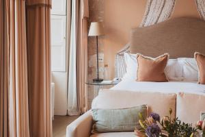 巴斯No 15 by GuestHouse, Bath的一间卧室配有一张床和一张鲜花沙发