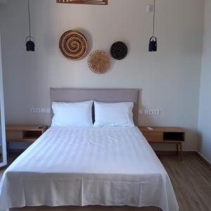 卡拉米锡Zephyros Villas - Agios Nikitas的卧室配有白色的床和2个枕头