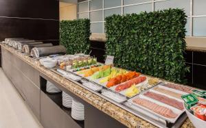蒙特雷蒙特雷圣佩德罗乔利酒店的蔬菜和肉类自助酒店