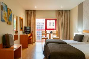 莱里亚Eurosol Residence Hotel Apartamento的酒店客房设有床和客厅。