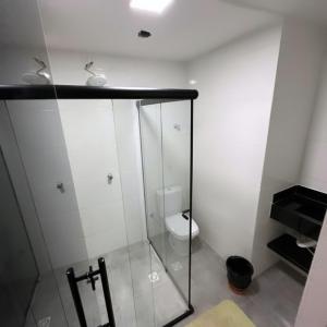 纽克莱欧·班代兰蒂Nasser Hotel Aeroporto的浴室设有玻璃淋浴间和卫生间