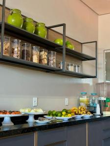 泰谢拉迪弗雷塔斯Hotel Skalla的厨房在柜台上摆放水果盘