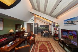 克莱恩 蒙塔纳Residence Tsaumiau, 3BR, Perfect View, Skilift 170m!的带沙发和电视的客厅