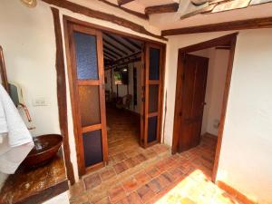 巴里查拉EcoHotel Barichara的房屋内带木门的走廊