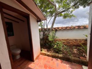 巴里查拉EcoHotel Barichara的通往带卫生间的浴室的开放式门