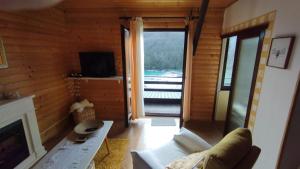 Generalski StolHoliday home Mrežnički šum的带沙发和壁炉的客厅