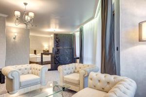 斯莫梁基帕丽斯阿尔法酒店的一间带两张沙发的客厅和一间卧室