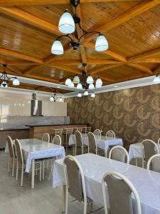 博孔巴耶沃Айкол的用餐室配有白色的桌子和白色的椅子