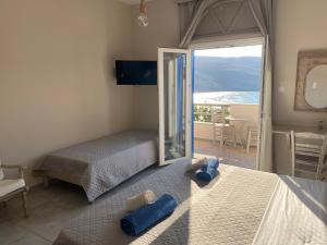KollimpithraKohili Kolibithra in Tinos的一间带两张床的卧室,享有海景