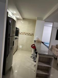 里考尔特Apartamento Hacienda Peñalisa的厨房配有不锈钢冰箱和台面