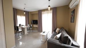 索非亚Mini Sofia的客厅配有沙发和桌子