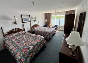 Bucksport诺克斯堡宾馆的酒店客房,设有两张床和一盏灯