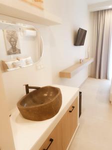 斯卡拉Akrogiali的柜台上带棕色水槽的浴室