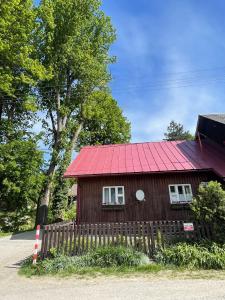 恰德察Chalúpka pod lipami的一座红色屋顶和围栏的房子
