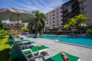 芭堤雅市中心Sabai Sabana的酒店设有带躺椅和遮阳伞的游泳池