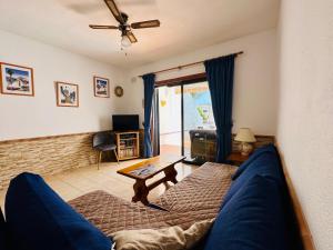 阿罗纳Quiet Coral Mar的客厅配有蓝色的沙发和桌子