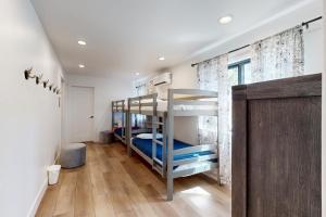 玛瑙湾North Lake Adventure的一间设有两张双层床的客房