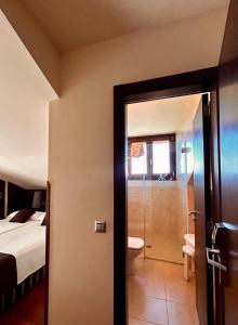 利亚内斯茹拉勒阿克拉公寓的带淋浴和卫生间的浴室以及1张床。