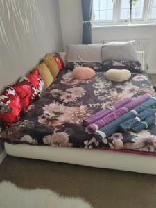 Leverstock GreenChocolates&Flowers的卧室内的一张带枕头的床
