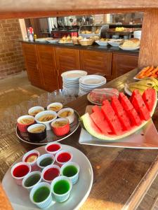康塞桑达巴拉太阳酒店的一张桌子,上面放有西瓜盘和沙司