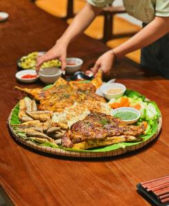 峰牙Phong Nha Eco Village的桌子上放着一盘食物的桌子