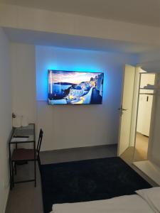 科隆Modern apartment cologne的一间墙上挂有电视的房间