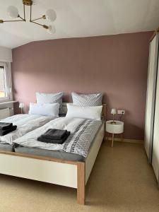 马林诺维德Ferienwohnung TraumZeit的卧室配有一张白色大床和棕色墙壁