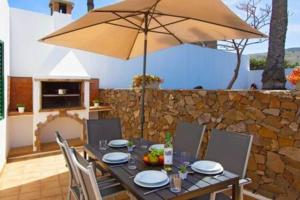 阿里亚Casa Crisana的后院配有带雨伞的餐桌