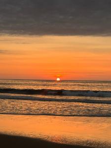 曼克拉Los Corales的日落在海滩上与大海