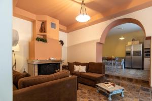 帕琉乔拉Villa Araxovoli的带沙发和壁炉的客厅