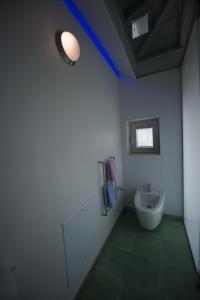 Néon KhoríonThe Architect's House in Neo Chorio的浴室配有白色卫生间和盥洗盆。