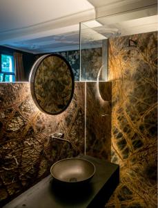 根特Nonam Boutique Hotel Gent的一间带水槽和镜子的浴室