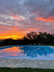 图尔达Wineyards Salin的日落时分,在游泳池边欣赏天空