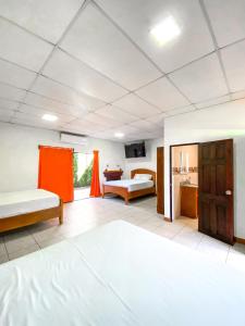 El MajahualMajahual Resort的一间设有床铺和客厅的大房间