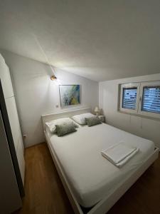 特罗吉尔卡佩塔诺维德诺里公寓的带2扇窗户的客房内的一张白色床