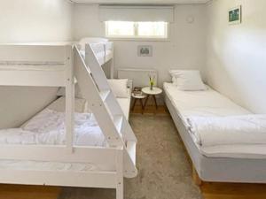 斯特兰奈斯Holiday home STRÄNGNÄS的客房设有两张双层床和一张桌子。