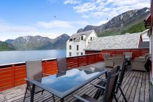 艾于兰Aurland Guesthouse的享有湖泊和山脉美景的阳台。