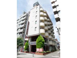 横滨Hotel Tetora Tsurumi - Vacation STAY 37279v的街道边的白色建筑