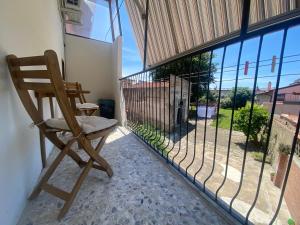 比萨Ad Agio Apartments的摇椅位于一个享有美景的阳台上