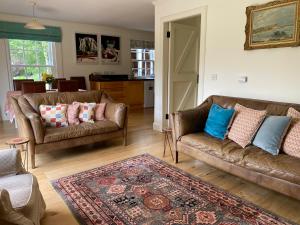 克里夫Private detached cottage sleeps 4的客厅配有两张沙发和地毯。