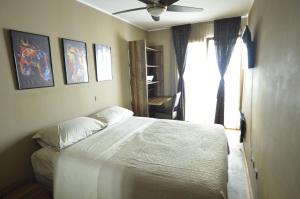 班约勒Luxury Apartments Croatia的卧室配有白色的床和窗户。