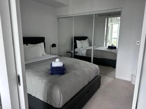 多伦多Downtown Condo的一间卧室配有两张床和镜子