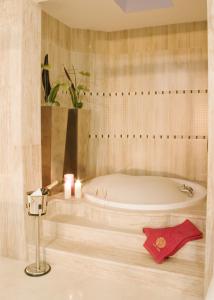 波多黎各欧泊安菲陶罗别墅的一间带浴缸和两个蜡烛的浴室